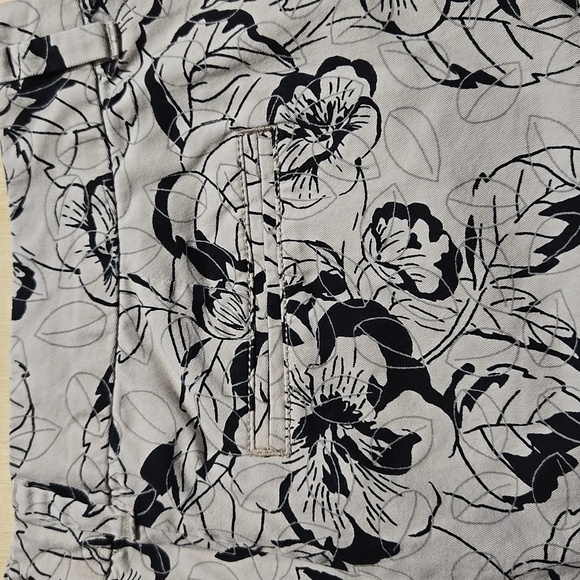 Floral Black and Cream Women's Shorts Ann Taylor Loft Size 6 4" Mid-Rise - Picture 4 of 9